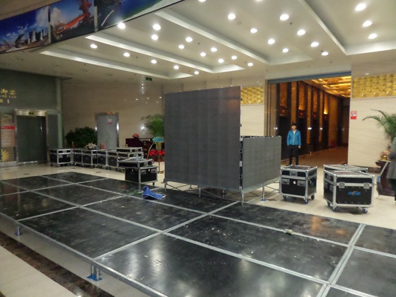 乌鲁木齐展台搭建公司安装四方形led屏幕